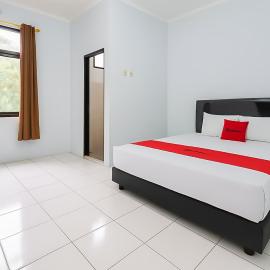 RedDoorz Syariah at Guest House Samira, hotel u gradu Kanggraksan