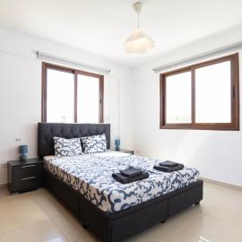Spacious & Bright Apartment with Balcony