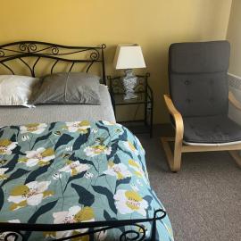 Chambre à l'étage salle de bains au rez de chaussée