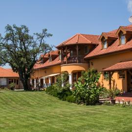 Hárs Fogadó, Hotel in Ötvös