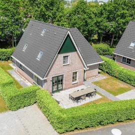 Beachvilla Royaal met Wellness bubbelbad & Sauna - 10 personen, hotel i Makkum