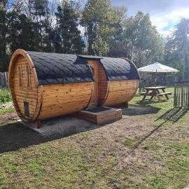 Glamping im beheizten Campingfass auf Leo's Farm, hotel em Alberthain