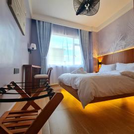 Cozy Top-Floor Apartment with Balcony & City Views near United Nations Office, hotel Ruaka városában 