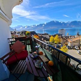Inspiration room, lake, mountains, balcony in Montreux city center