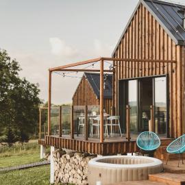 WymarzONE domki- z prywatnymi jacuzzi i kominkiem, hotel in Wieściszowice