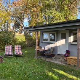 kleiner Holzbungalow Grundmann mit Naturgarten