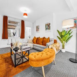 Clover House Stunning Cosy Cottage 3BR By AltoLuxo Short Lets & Serviced Accommodation With Free WiFi & Parking, hotel em Ebbw Vale