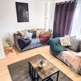 Spacious 3-Bed Townhouse in Bilston, Sleeps 9, Driveway Parking, Near M6 & Wolverhampton