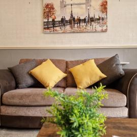 Family-Ready Home with Free Parking, hotel in Hull