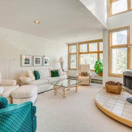 Mtn-View Deck, Workspace! Walkable Frisco Condo, מלון בפריסקו