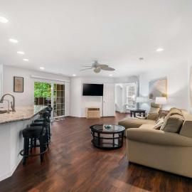 Lake Hideaway - Waterfront Condo with Resort Perks, hotel i Kimberling City