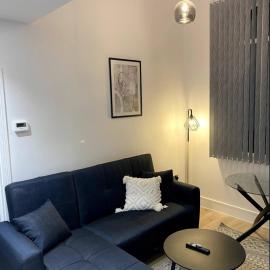 The Hughenden Home - Spacious 2BR Duplex with 2 Bathrooms & Free Secure Underground Parking in Central High Wycombe HP13, Sleeps 7, hotell i High Wycombe