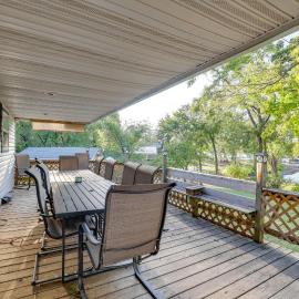 Private Boat Dock: Family-Friendly Grove Getaway, hotel sa Grove