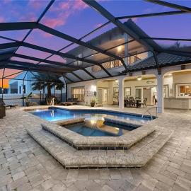 Waterfront Luxury Getaway with Pool, Spa & Game Room - Villa Miramar Retreat - Roelens