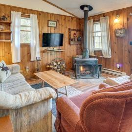 7 Mi to Main Street: Cabin w/ Deck in Stanley!: Stanley şehrinde bir otel