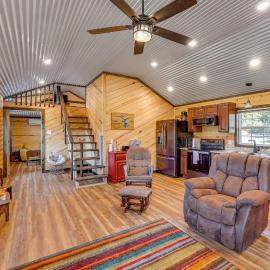 ~ 1 Mi to Lake Greeson & Ramp: 'Lazy Bear Cabin', hotell i Amity