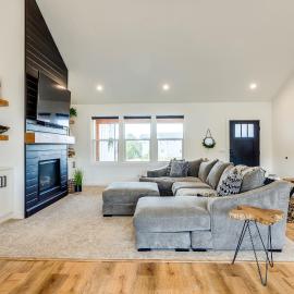 Close to Ocean Beaches, Hot Tub! Fire Pit! Dog Friendly!