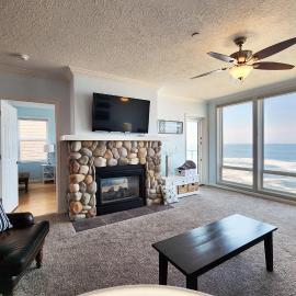 Spectacular Ocean Front Condo with Community Club House & Pool! Whale Crossing, Hotel in Depoe Bay