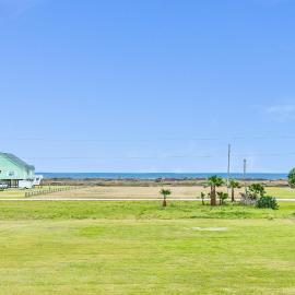 Escape Gulf Views Basketball Hoop Sleeps 16, hotel in Port Bolivar