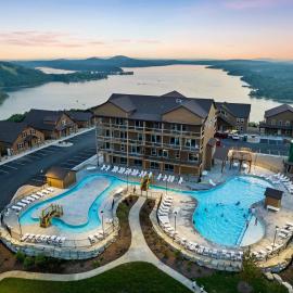 A Birds Eye Bridge View - 5 BDR with Private Hot Tub, hotel di Kimberling City