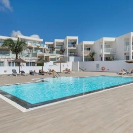 Escape Senator and Delfin Senator apartments Pool and Wifi: Costa Teguise'de bir otel