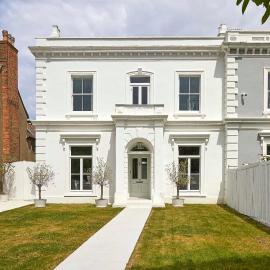Double-Bed Bedroom, Living Room and Kitchenette, private Bathroom and Utility Room available at Willow House, Shepperton, hotel en Shepperton