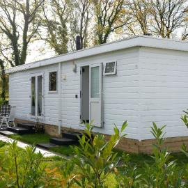 Chalet Bosgeluk - close to the woods, hotel em Anloo