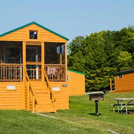 Plymouth Rock Camping Resort Rustic Cabin, hotel in Elkhart Lake