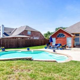 Big Backyard w pool, Centrally Located, hotel in The Colony