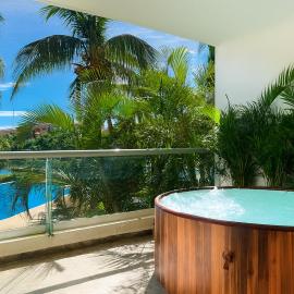 High-End Waterfront Condo at Secrets Waters, hotelli kohteessa Puerto Aventuras