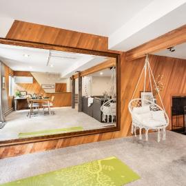 커크랜드에 위치한 호텔 Kirkland Oasis Chic Basement Retreat with Hot Tub