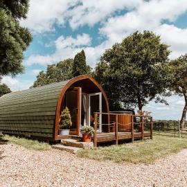 Secluded Cosy Luxury Pod with wood fired hot tub, hotel in Shrewsbury