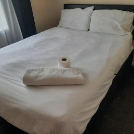 Lodge near Merry Hill Shopping centre, hotel u gradu Delph