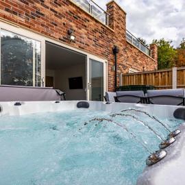 Riverside Hot Tubs Fishing Games Area, hôtel à Borrowash