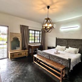 Cozy Homestay King Bed withBalcony in Shared Bungalow SS2 PJ, hotel in Petaling Jaya