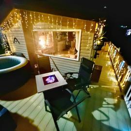 Holiday Home with Hot Tub Cornish Country SeaSide, hotel in Porth