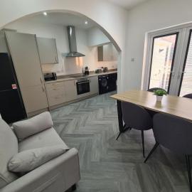 Pearce House-Brand New 3 bed-Sleeps 6-Garden، فندق في Dean