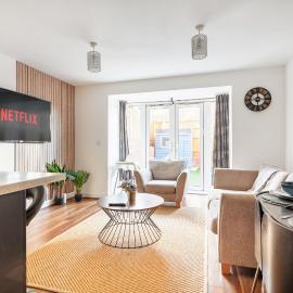 DELUXE 5 Bed, Sleeps 10 with Parking x2 , Family & Contractor Haven