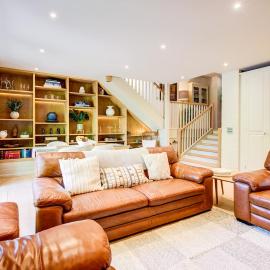 Luxury Home, spectacular grounds, pool & hot tub, hotel in Woodmancote