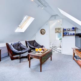 Modern Loft, spectacular grounds, pool & hot tub