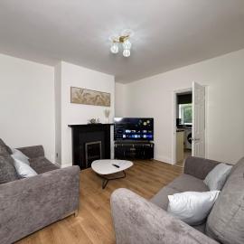 Spacious 3 Bed House Perfect for Contractors & Families with free Wi-fi and Parking, Hotel in Rawmarsh