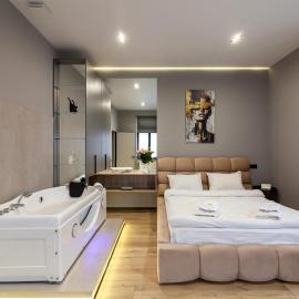 Royal jacuzzi apartment on Krehivska 10 st