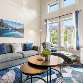 Sleeps 8 Loft with Pool Hot Tub Near Banff