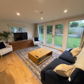 Little Foxwood - Garden Lodge with Sauna, hotel i Godalming