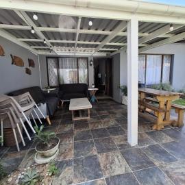 Coastal Casa، فندق في Warner Beach