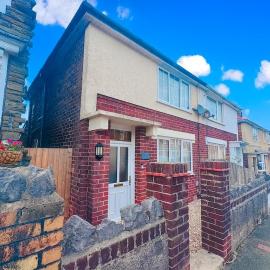 2 Beds, Entire Home, Spacious Bedrooms, Garden, hotel in Aberdulais