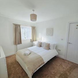 3 Bedroom Village Stay - Contractor and Professional Friendly Extended Stay Workspace