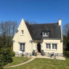 Fontaine Blanche River View, Large Patio & Garden in Central Brittany with Starlink WiFi，Treffrin的飯店
