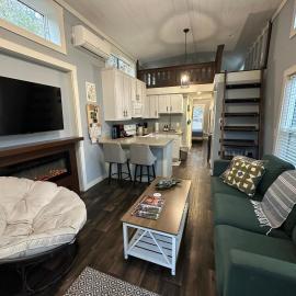 Riverfront - Trails - Pets OK - Near Downtown, hotel i Mentone