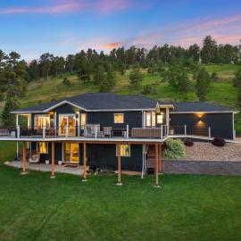 Black Hills Getaway with Hot Tub & Game Room for 18, khách sạn ở Spearfish